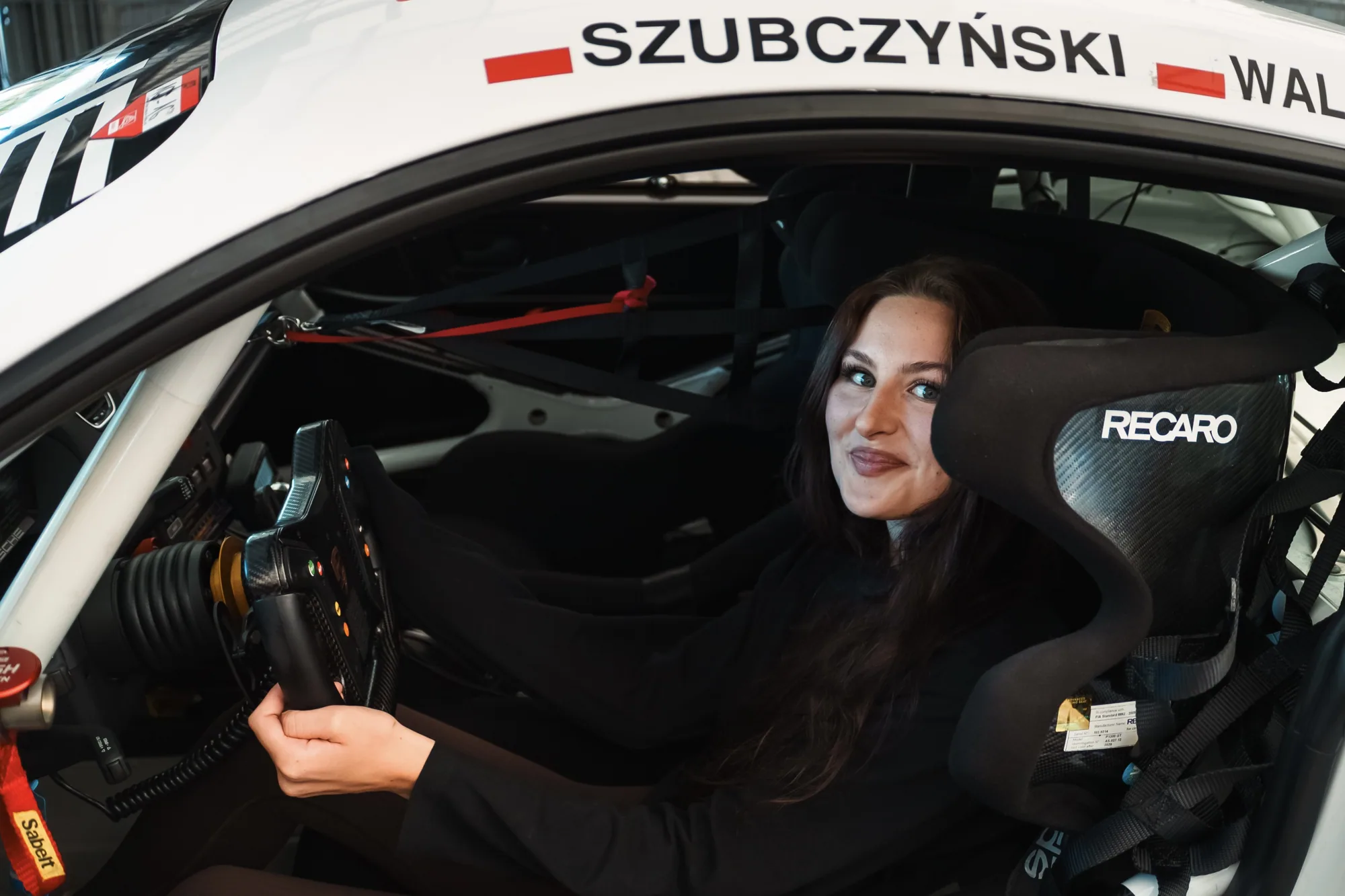 Uczestniczka w kokpicie samochodu wyścigowego